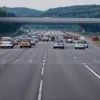 Водитель на Opel устроил хаос на немецкой трассе A7: бежал по встречке через спасательный коридор после серьезного ДТП