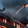 Пожар в Ноймюнстере: Огонь охватил крышу жилого дома, пожарные оперативно справились