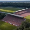 Празднование выхода HSV в Бундеслигу обернулось хаосом: десятки пострадавших после штурма поля в Гамбурге