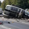Серьезное ДТП на трассе A7 в Германии: Прицеп с лошадью перевернулся, несколько авто разбиты