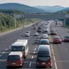 Шокирующий маневр на трассе в Германии: автобус ехал задним ходом