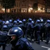 Жестокое нападение на полицию в Берлине: офицер тяжело ранен на демонстрации, более 50 задержанных