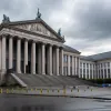 Тяжелое ножевое ранение у здания суда в Керпене: Полиция ищет нападавшего