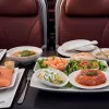 Ютуберы раскритиковали меню бизнес-класса Lufthansa: что не так с лососевым тартаром?
