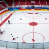 Кровавый инцидент в плей-офф НХЛ: Судья Крис Руни получил удар клюшкой по лицу и выбыл из игры