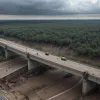 Опасные кадры в Техасе: водители проезжали мимо обрушившегося моста