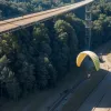 Парапланерист застрял в проводах ЛЭП на железной дороге в Германии