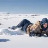 Мировой рекорд Гиннесса: Человек в ледяной ловушке на снегу бросил вызов холоду