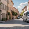 В Германии курьер чудом избежал нападения с ножом: требовали посылку