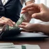 Мать спасла 21-летнего сына от ареста, оплатив его штраф в Германии