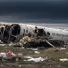 «Жаль, что я жив»: единственный выживший в авиакатастрофе Air India несет гроб брата