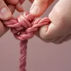 Уникальный талант из Китая: девушка виртуозно "вяжет" узлы языком
