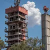 В Германии пожарные спасли выпавшего из гнезда птенца пустельги