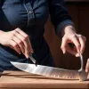 Ученые из США нашли решение: Как резать лук без слез? Секрет оказался простым!