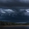 Новые суперъячейки несут штормы, град и наводнения: Метеорологи предупреждают об опасной погоде