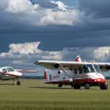 В Германии 80-летний пилот совершил экстренную посадку самолета на поле под Касселем
