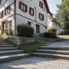 В Германии 56-летняя водительница Dacia перепутала лестницу с дорогой: машина застряла