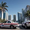 Эскалация в Майами: Полицейский открыл огонь с капота автомобиля во время погони