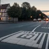 В Германии мужчина устроил странный протест на дороге, едва не спровоцировав ДТП