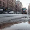 Тысячи бутылок пива и лимонада высыпались на дорогу после ДТП с грузовиком в Германии