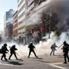 Столкновения в Лос-Анджелесе: полиция применила слезоточивый газ и дубинки против демонстрантов