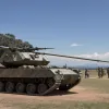Король Карл III посетил военных и пострелял из оружия