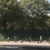 Самый опасный парк Германии оградят забором: в Берлине начали работы под охраной полиции