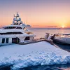 Джефф Безос и Лорен Санчес устроили "пенную" вечеринку на яхте перед свадьбой