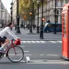 Несмотря на две аварии: Телемагнат Саймон Коуэлл замечен на велосипеде без шлема в Лондоне