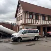 Невероятное ДТП в Германии: Автомобиль с прицепом скатился с парковки и рухнул на крышу фирмы