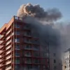 Пожар в Гамбурге: Спасатели вывели двух человек из горящей квартиры