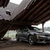 Шокирующее ДТП: Автомобиль врезался в амбар и застрял на высоте трех метров после столкновения с ребенком