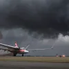 Снова Boeing: Драматическая эвакуация пассажиров из горящего самолета в Денвере