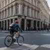 Телезвезда Саймон Коуэлл снова замечен за ездой на велосипеде без шлема в Лондоне