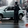 Шокирующий случай в Китае: Водитель перевозил живых рыб на капоте, прохожие издевались над ними