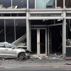 Автомобиль врезался в витрину мебельного магазина в Бонне: водитель потерял управление из-за приступа