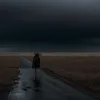 Трогательное спасение в непогоду: Мужчина пришел на помощь плачущему школьнику в ледяной дождь