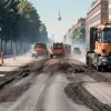 Самая горячая работа: дорожники в Берлине укладывают асфальт при +236°C в аномальную жару