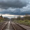 Шторм парализовал движение поездов в Германии: Машинист вручную расчистил пути от упавших веток