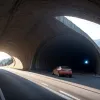 Захватывающее видео: Дрон пролетел на скорости через узкий горный тоннель в Китае