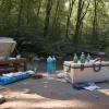 Как сохранить напитки холодными летом без электричества: простые трюки для дачи и отдыха на природе