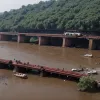 Обрушение моста в Индии: минимум 10 погибших во время утреннего часа пик в Гуджарате
