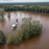 Спектакулярное спасение во Вьетнаме: Фермер спас детей из наводнения дроном