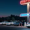 Tesla открывает первый футуристический комплекс: ресторан, автокинотеатр и зарядная станция в одном