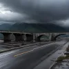Сильный ливень обрушил автомобильный мост на Сицилии: пугающие кадры
