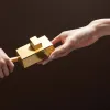 Испытание на прочность: Сможете ли вы поднять 13-килограммовый "золотой" слиток одной рукой?