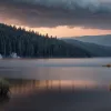 Катастрофа на западе Франции: пожарный вертолет затонул при наборе воды для тушения лесного пожара