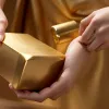 Чудо одной руки: Челлендж с 13-килограммовым «золотым» слитком покоряет интернет