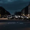 Смертельная поездка в Эвре: Автомобиль врезался в толпу у бара во Франции – один погибший, пятеро раненых