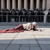Новое граффити Бэнкси в Лондоне: Судья атакует протестующего на стене Королевского суда под охраной